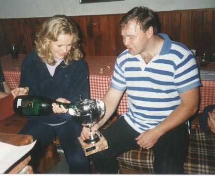 Katerina a Mysak a pohar.jpg